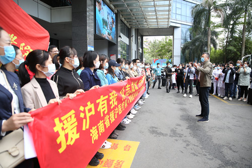 1649727846954686.jpg 海医一附院援沪医疗队队长王继浩向队员介绍救援任务_副本.jpg