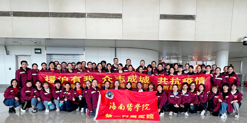 1649730266983814.jpg 机场合影_副本.jpg