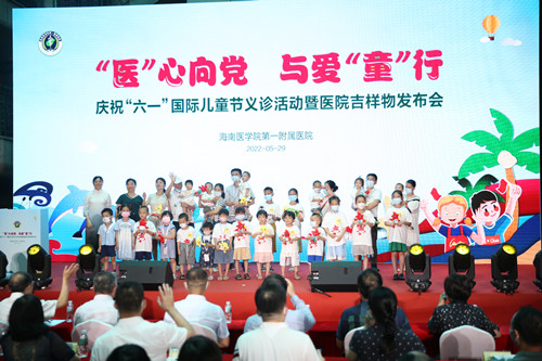 1653884503310119.jpg “海星宝宝”和父母们“回家”向医院医护工作者表达谢意_副本.jpg