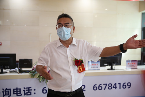 乔树斌副院长主持并介绍服务中心功能_副本.jpg